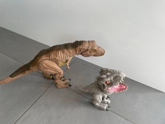 Lot de 2 dinosaures Jurassic World Figurine  Piles à changer - photo numéro 4