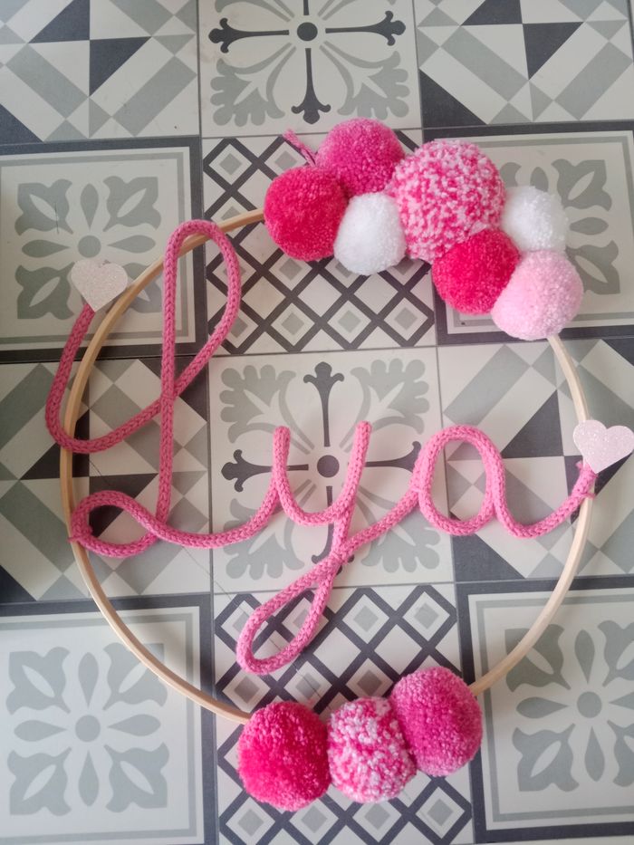 Cercle prénom avec pompons - photo numéro 2