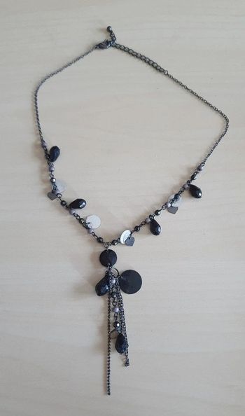 Collier chaîne et pendentif noir brillant