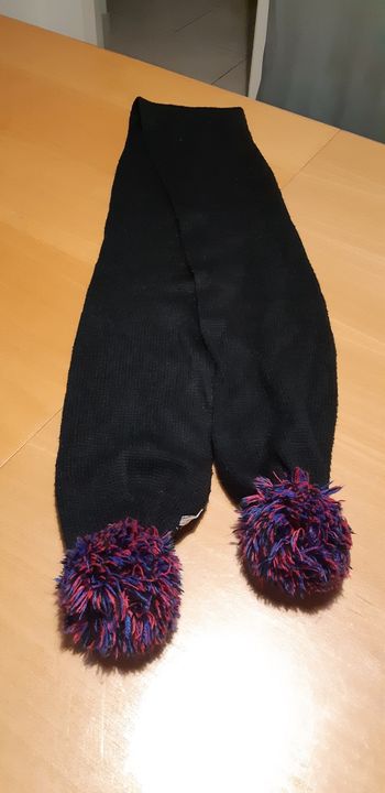 Echarpe noire à pompons colorés