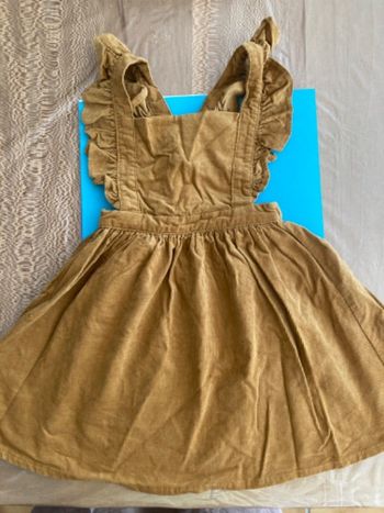 Jolie robe en velours couleur moutarde marque Little Cigogne, taille plutôt petit donc 3 ans