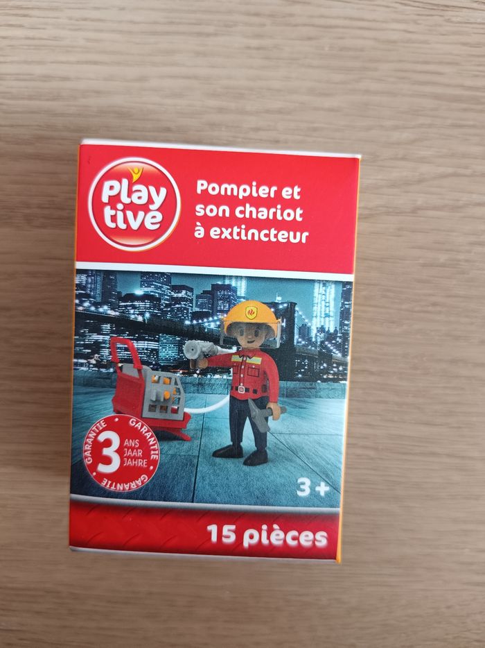 Figurine pompier et son chariot à extincteur playtive
