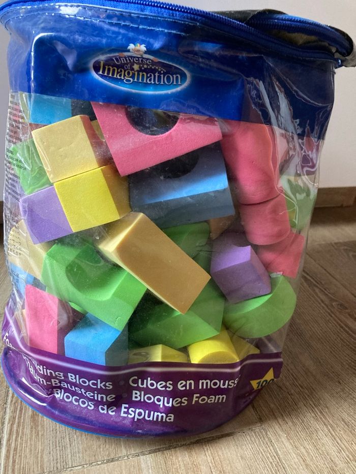 Cubes en mousse colorés pour construction