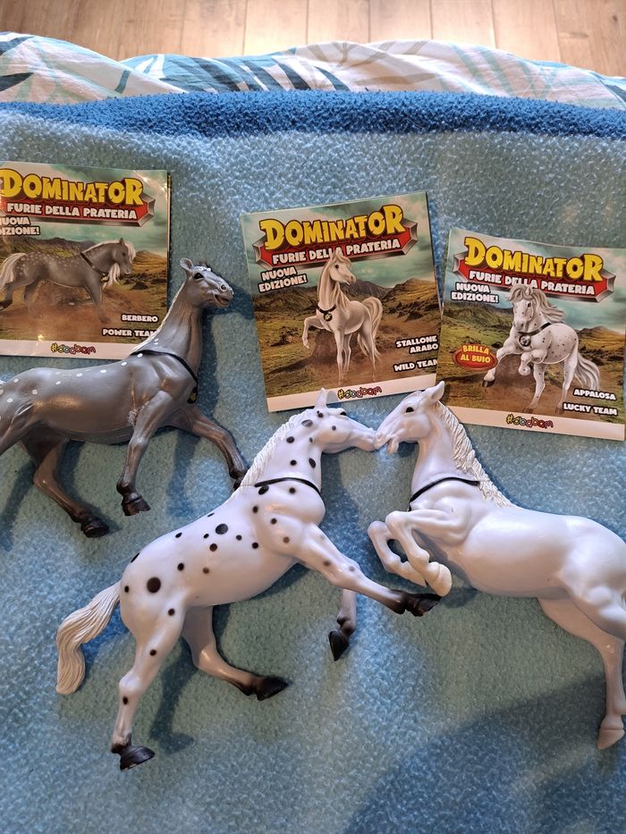Figurines chevaux dominator