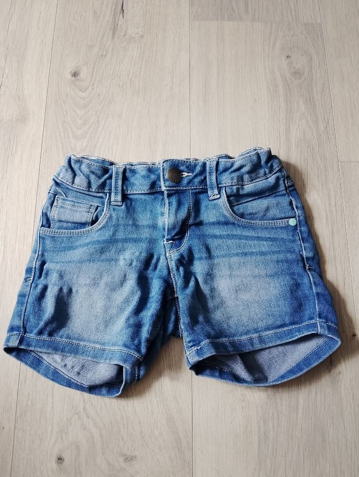 Short jean bleu 7/8 ans