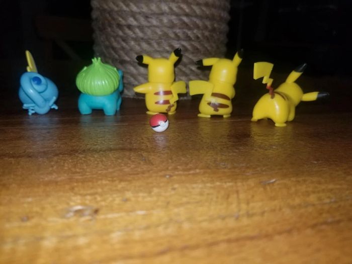 Lot de petites figurines Pokémon pikachu larméléon bulbizarre - photo numéro 3