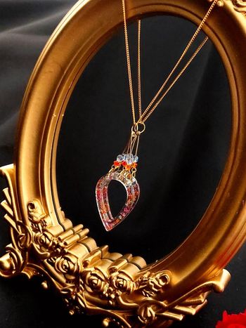 Magnifique collier pendentif en résine avec chaîne dorée