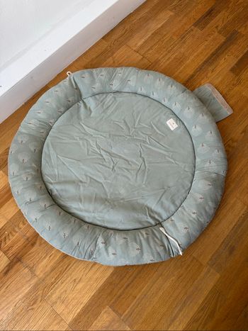 Tapis de jeu sensoriel rond Nobodinoz - Vert sauge  🌿