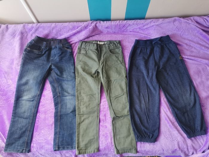 Lot 2 jeans et 1 bas de survêtement 7/8ans