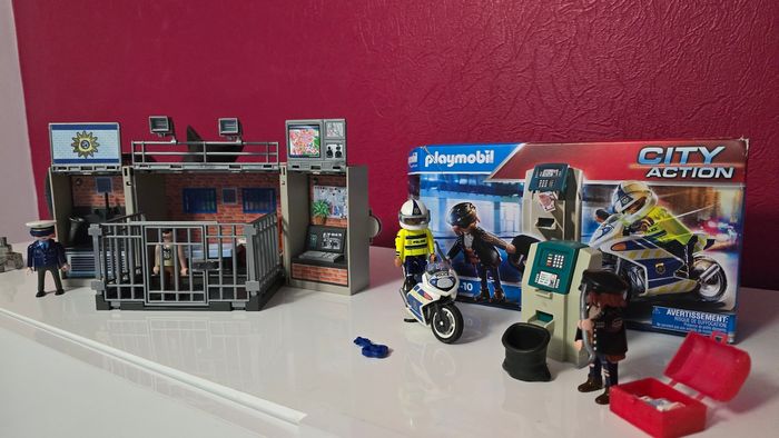 Lot playmobil : voleur et policier et poste police transportable