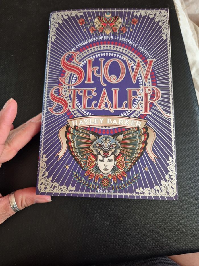 livre show stealer de Hayley Barker - photo numéro 5