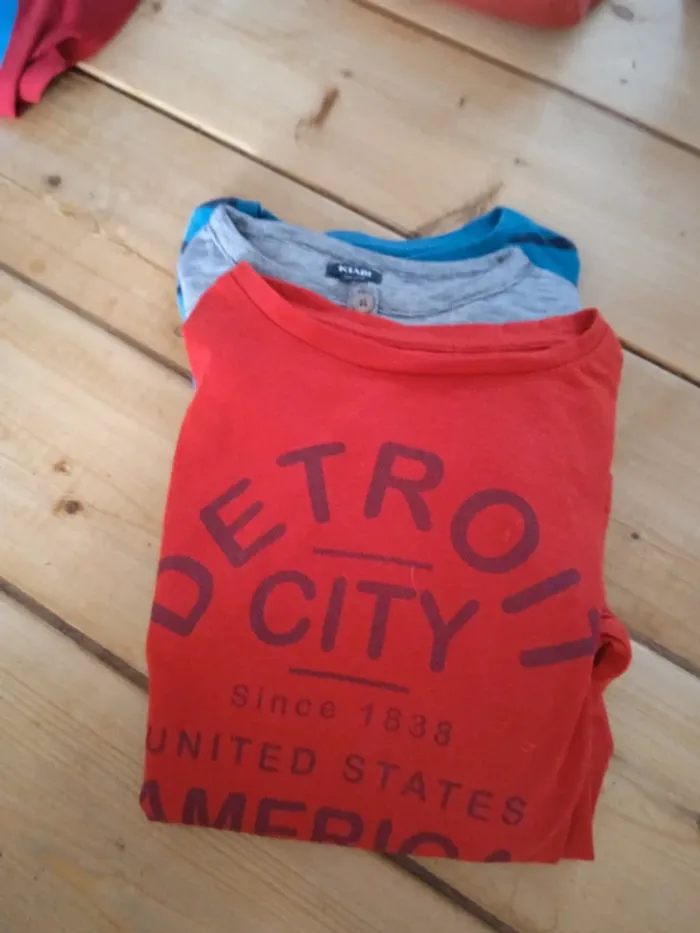 lot trois hauts manches longues 8ans