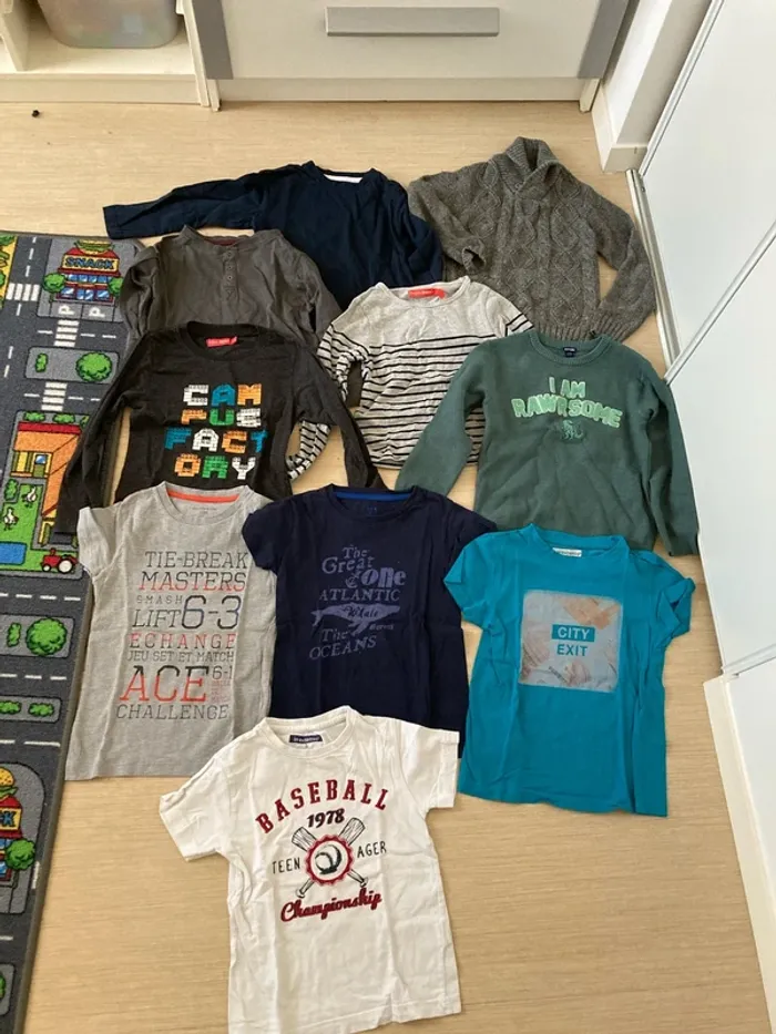 Lot de 10 pieces : t-shirt et pulls 5 ans
