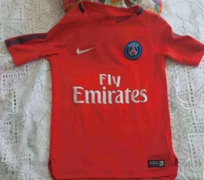Tee-shirt rouge, PSG, très bon état, taille S ( enfant 8-10 ans), taille petit