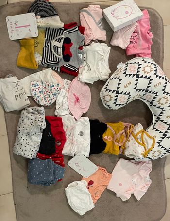 Lot de vêtements bébé et coussin d’allaitement