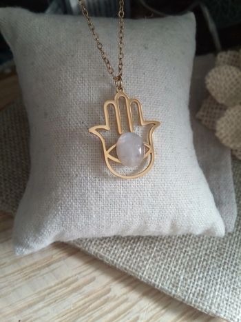 Collier main et pierre de lune