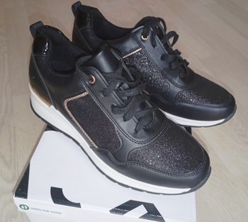 Baskets sneakers noires pailletés et dorés Gémo 
P. 42 
NEUVES