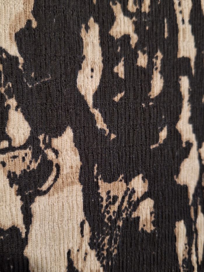 Longue robe portefeuille noire et beige au tissu froissé - photo numéro 6