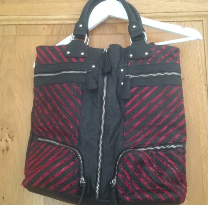 Sac à main en cuir noir et rouge