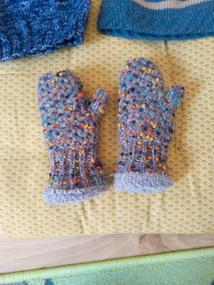Lot bonnets et moufles taille 1-2 ans - photo numéro 3