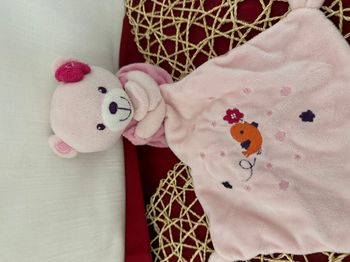 Pommette doudou ours rose mouchoir violet fleur oiseau