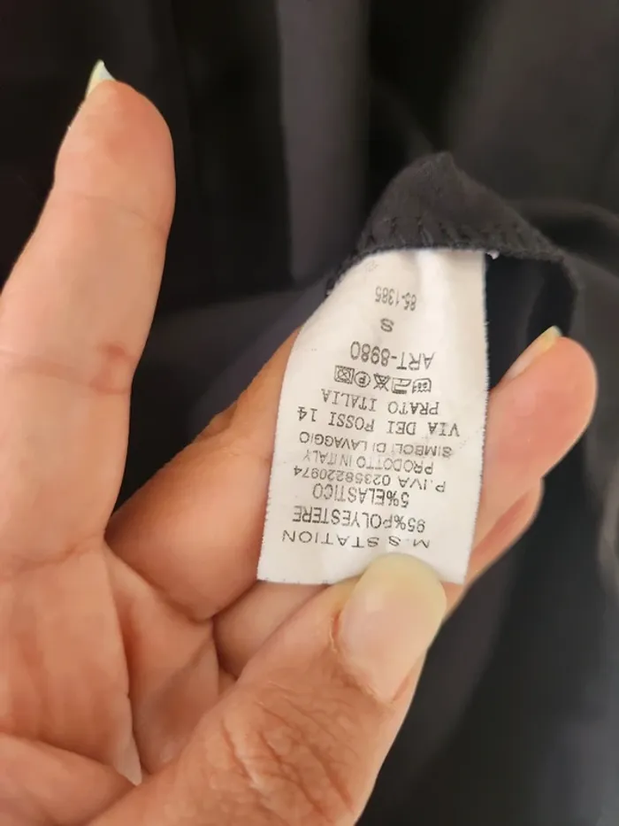 Robe noire élégante avec boutons dorés – Taille S - photo numéro 4