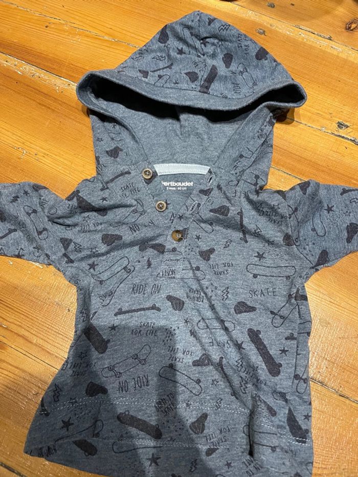 T-shirt à capuche 3 mois