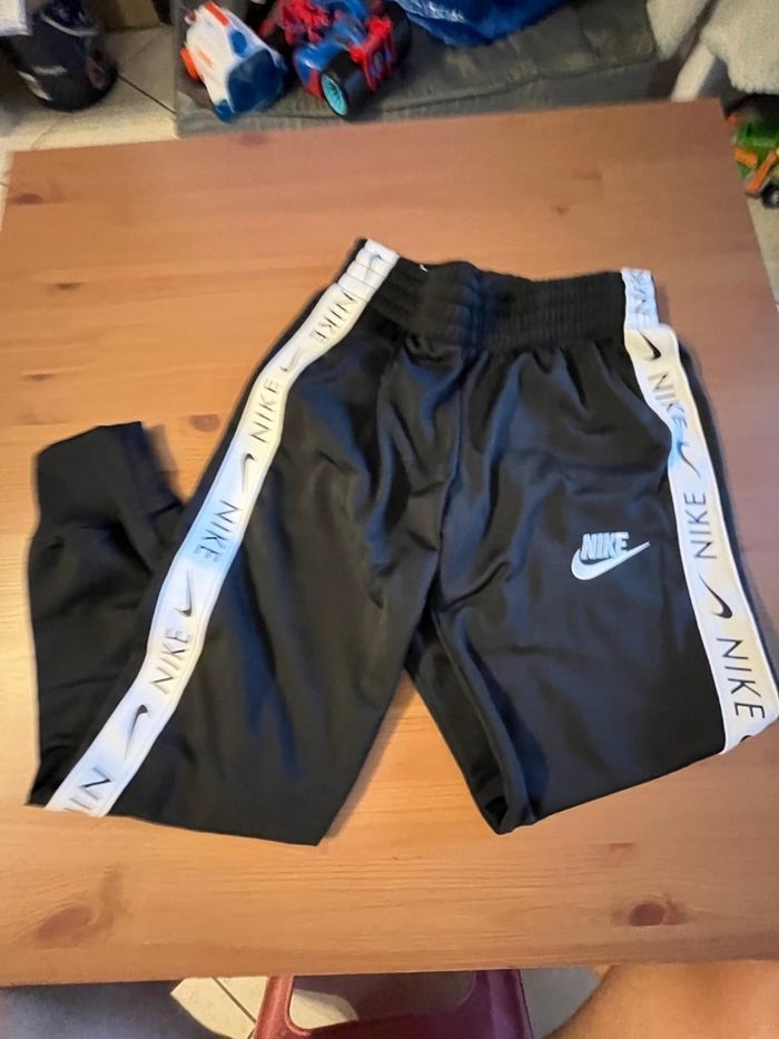 NEUF!!!! (non portés) 🥰😍🤩SUPERBE survêtement MIXTE 8 ans NIKE (prix ferme)⚘️⚘️🤩🤩 - photo numéro 5