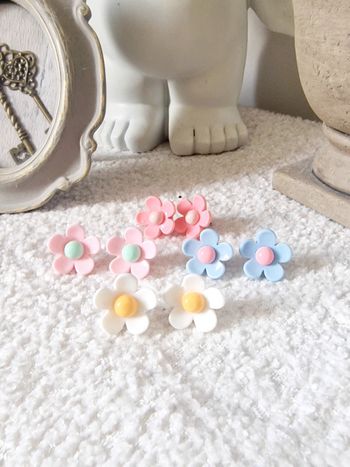 Lot boucles d'oreilles puce fleur acrylique