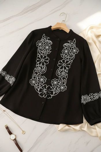 Blouse chemisier noir à broderies fleurs 