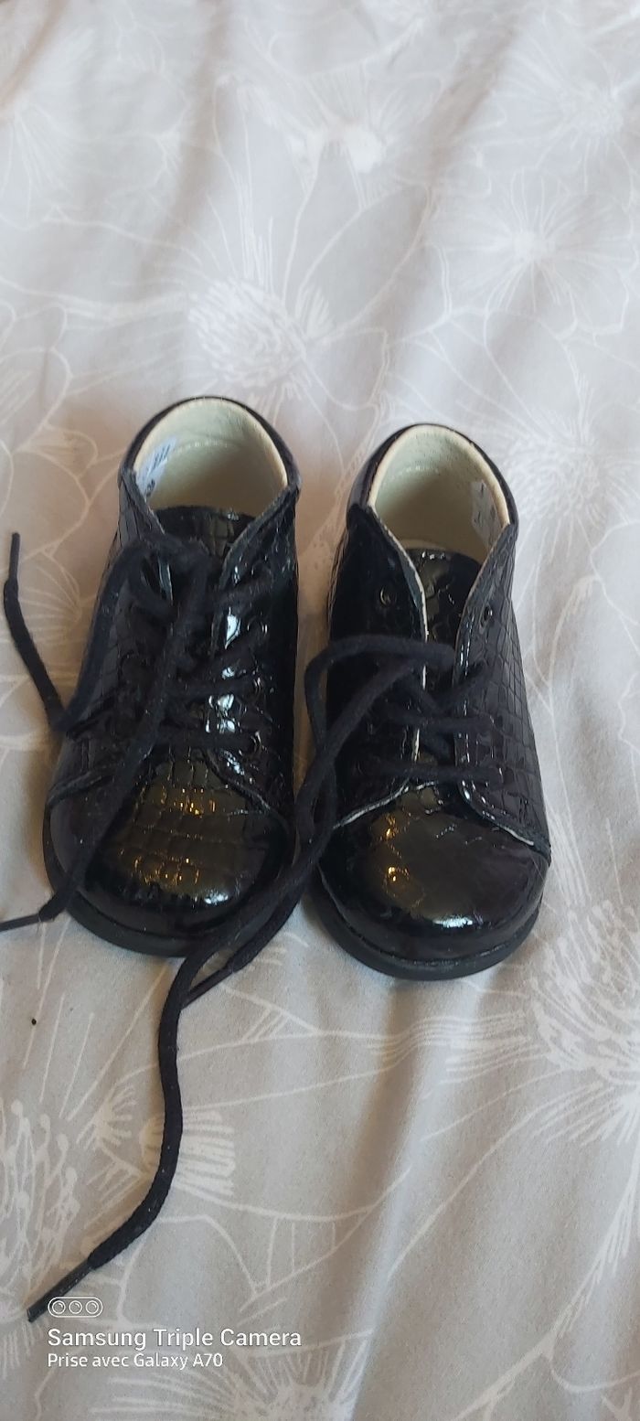 A vendre divers bébé fille poussette mobile chaussure vêtement - photo numéro 5