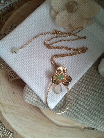 Collier bohème pierres et fleur dorée