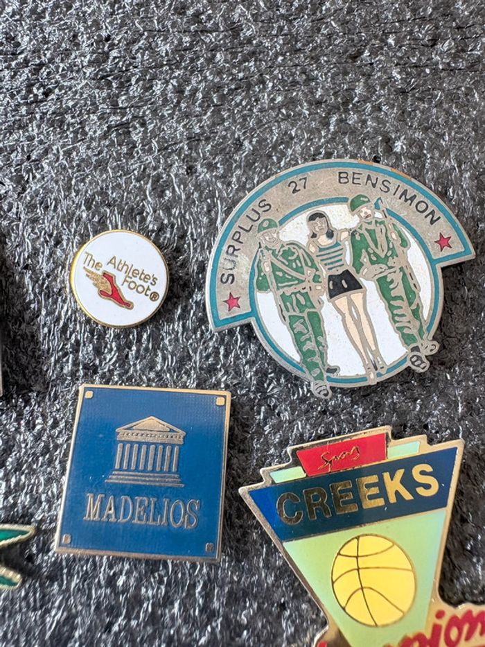 Lot de 6 pin’s thème marque de vêtement - photo numéro 3