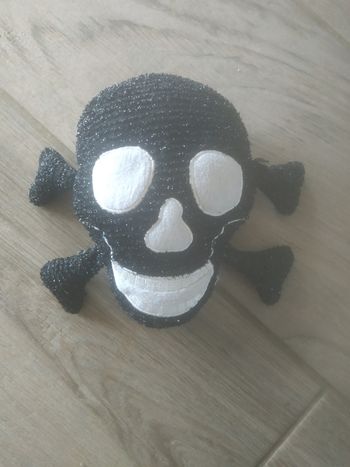peluche tête de mort noire