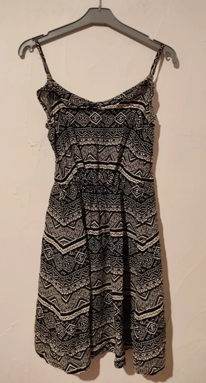 Magnifique robe d'été taille 36 noire et grise