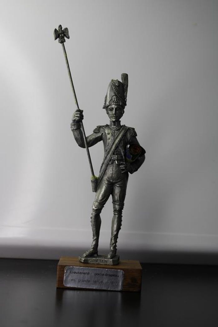 Figurine lieutenant porte drapeau