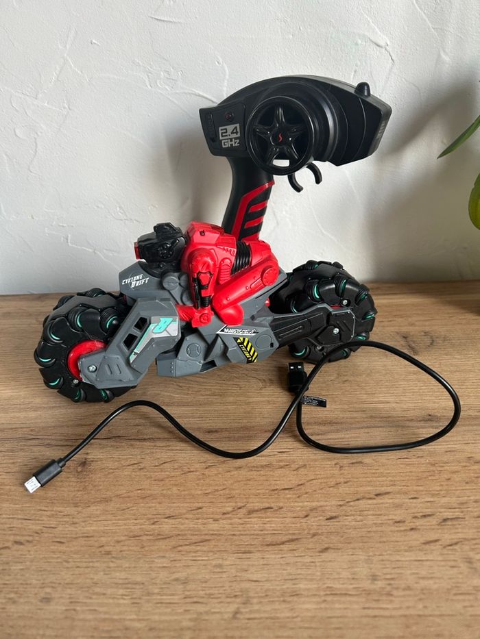 Moto radio commandée Maisto Cyclone Drift - photo numéro 3