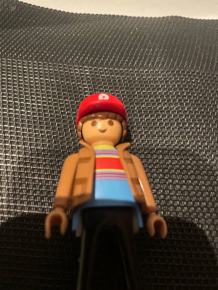 Playmobil figurine homme avec casquette rouge  pièces détachées - photo numéro 4