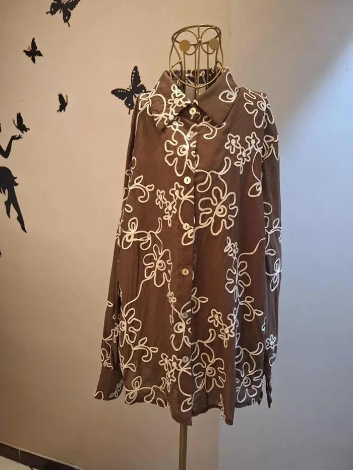Chemise en coton marron brodée