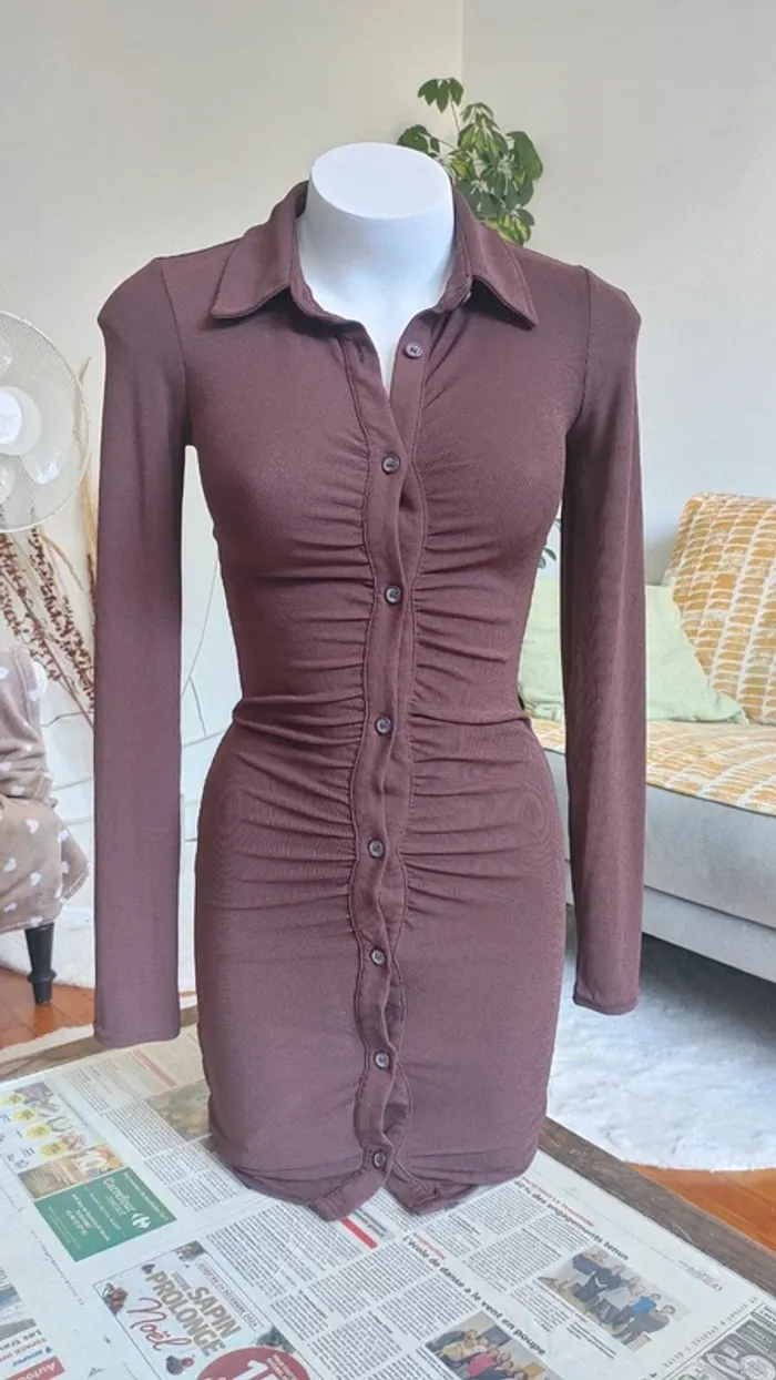 Mini robe moulant marron bouton manches longues - photo numéro 2