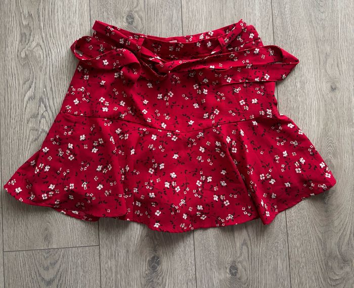 Jupe short fleurie rouge avec ceinture à nouer