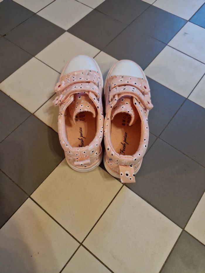 Baskets Taille 32 comme neuve en tissu. 2 scratchs. - photo numéro 2