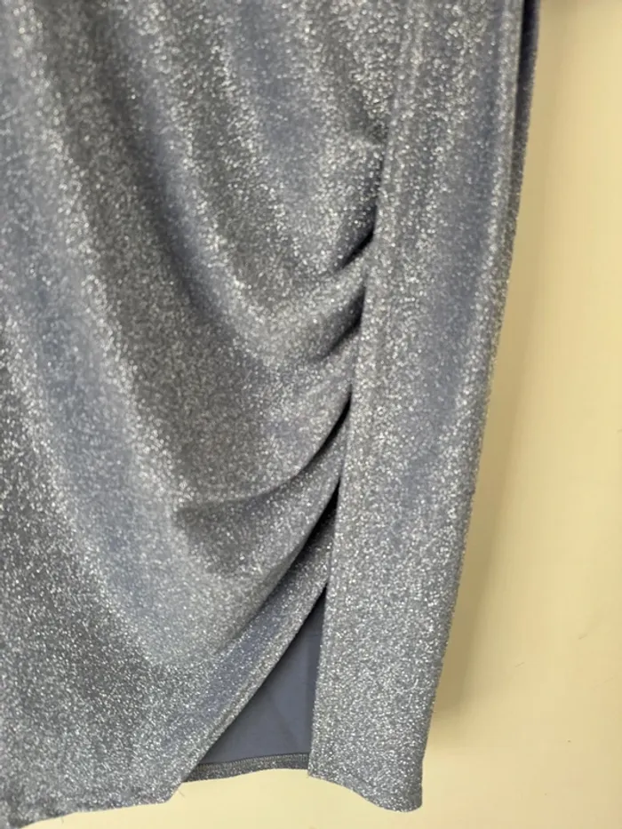 👗Robe - bleu argenté avec des paillettes- très bon état- sans marque - photo numéro 2