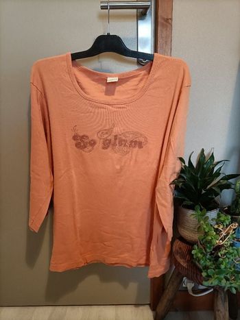 Tshirt orange avec écriture et motif