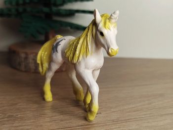 Schleich Figurine Animal imaginaire Bayala jeune licorne jaune