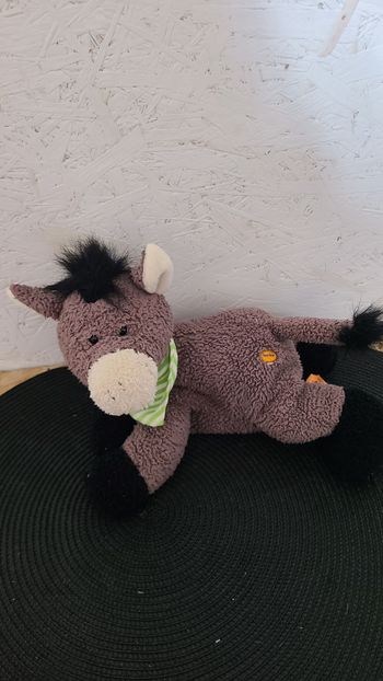 doudou âne couché bandana vert bambia