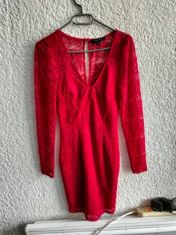 Robe courte moulante rouge en dentelle T 36