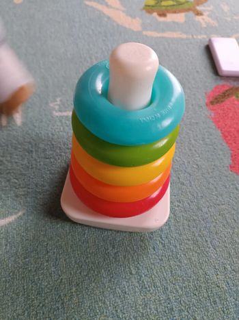 Pyramide à anneaux à empiler jouet premier âge