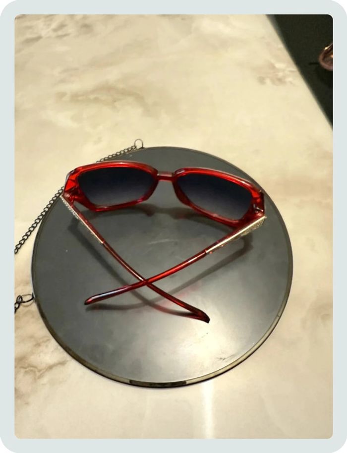 Lunette de soleil rouge - photo numéro 4