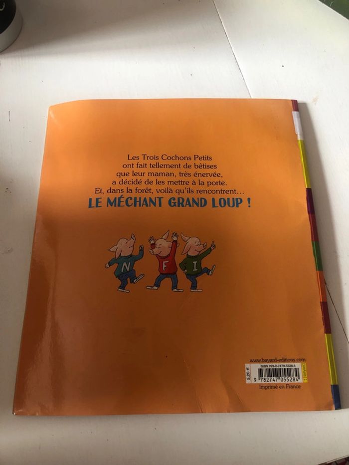 Livre les trois petits cochons est le méchant grand loup - photo numéro 2